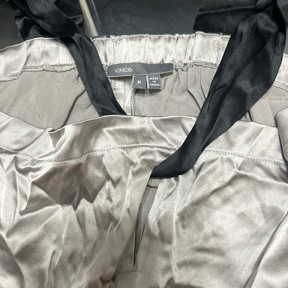 Vince. Grey silk top with peeki opening - Picture 2 of 2